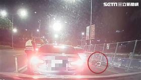 臨檢站,騎士,衝撞,新北,翻攝畫面