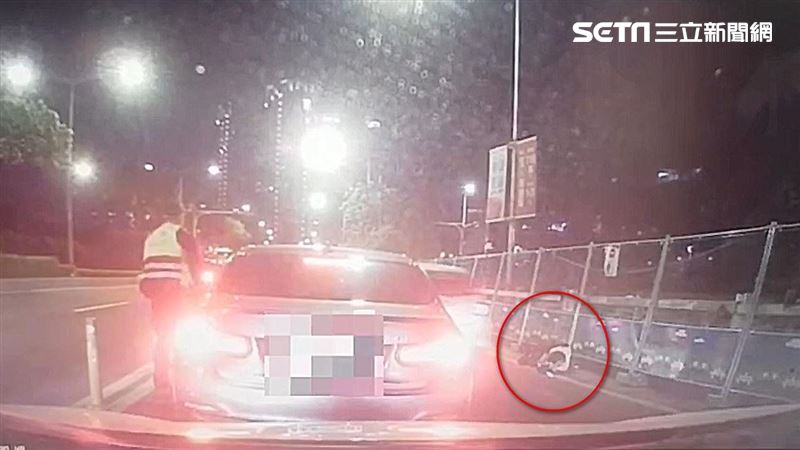 躲警盤查撞臨檢站　惡男輾騎士加速逃