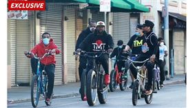 梅威瑟沒戴口罩出遊被拍下。（圖／翻攝自《TMZ》）