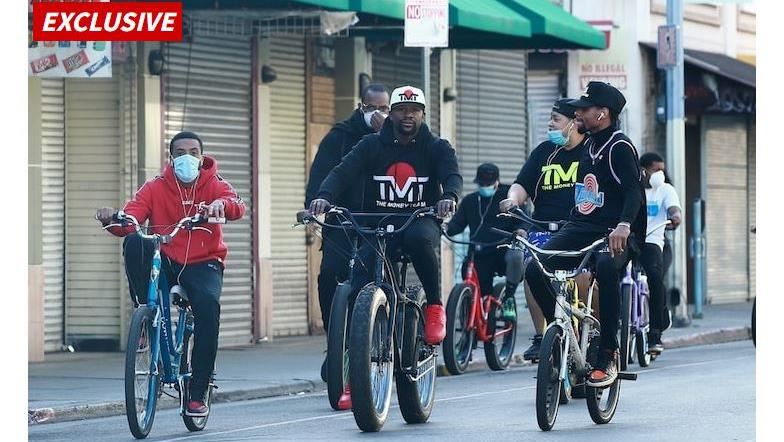 不良示範！梅威瑟沒戴口罩騎車逛大街