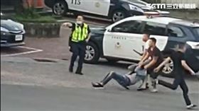囂張！警局前大亂鬥　警鳴3槍逮人（圖／翻攝畫面）