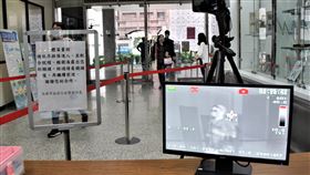 高市府設置紅外線體溫感測設備高雄市政府防疫升級，四維行政中心6日設置紅外線體溫感測設備，嚴禁發燒民眾進入。中央社記者程啟峰高雄攝　109年4月6日