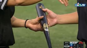 林哲瑄被要求驗球棒。（圖／翻攝自ＣＰＢＬ　ＴＶ）