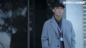 近年活躍於國際各大影展的男星張震，曾與李安、王家衛、侯孝賢等導演合作過，精湛演技早是眾所皆知。沒想到最近又有新驚喜，他將與《紅衣小女孩》《目擊者》億萬票房導演程偉豪合作，搭檔女主角張鈞甯，出演新作《緝魂》，電影中飾演一名檢察官，20日釋出全新劇照，只見他的招牌小鬍子已經不見，取而代之的是正氣凜然的形象。▼▲（圖／威視提供）