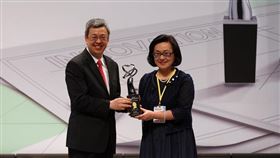 政大講座教授吳安妮（右）去年榮獲經濟部國家產業創新女傑獎，由副總統陳建仁親自頒獎。（照片提供／政大商學院iSVMS策管中心）