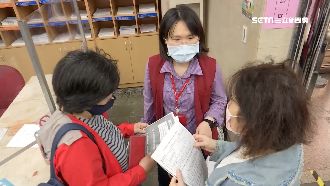 申請3萬紓困金　勞保局櫃台擠滿人潮