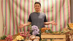 富里鄉農會推米穀粉取代麵粉花蓮縣富里鄉農會利用在地盛產的稻米，磨成米穀粉取代麵粉，製作蛋糕、麵包、饅頭，農會總幹事張素華大力推薦，希望民眾重視台灣自有米糧的飲食文化。中央社記者李先鳳攝　109年4月20日