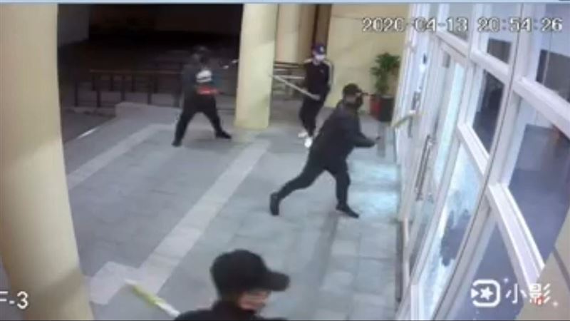4煞怒砸大門玻璃　警發現驚人內幕