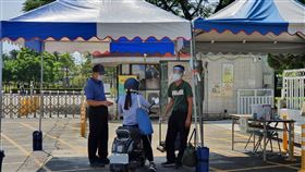 敦睦艦隊確診者回母校  屏大啟動線上教學（2）敦睦艦隊武漢肺炎確診官兵中有4名在屏東活動過，其中1名官兵是屏東大學畢業的音樂系學生，16日曾回母校弦樂社，除與他接觸的3名學生居家隔離外，屏大自20日起啟動線上教學，也進行入校人員管制。中央社記者郭芷瑄攝  109年4月20日