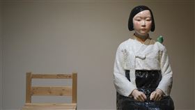 表現的不自由展　呈現審查機制下的禁忌作品台北當代藝術館展出「表現?不自由展」，其中展出在2019年愛知三年展期間引發日本社會爭議的韓國雕塑家夫婦金運成、金曙炅的「和平少女像」。（台北當代藝術館提供）中央社記者鄭景雯傳真　109年4月20日