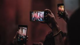 受疫情影響，台灣手機市場「急凍」，市調機構公布，3月出貨量僅42.6萬支，月減逾15%、年減逾1成。（示意圖／圖取自Unsplash圖庫）