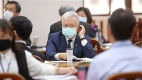 央行：今年經濟應呈現U型復甦立法院財政委員會20日舉行會議，會中多名立委關注疫情對於台灣經濟帶來的影響。中央銀行副總裁嚴宗大（中）表示，疫情確實帶來高度不確定性，影響各國對今年與明年的經濟預測，綜合國內外主要預測機構對台灣今年經濟成長率的分析，預料經濟將呈現「U型復甦」。中央社記者裴禛攝  109年4月20日