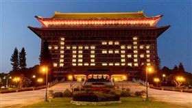 3天增27確診！圓山飯店點亮「加油」給國人：手牽手渡過。（圖／翻攝自圓山大飯店臉書）