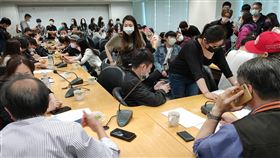 祥富水產近百員工向新北勞工局陳情火鍋超市始祖「祥富水產」無預警倒閉，近百名勞工20日下午在市議員陳永福陪同下，赴新北市政府勞工局陳情爭取權益。（新北勞工局提供）中央社記者王鴻國傳真　109年4月20日