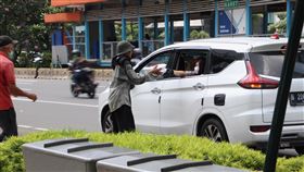 印尼民眾疫情中送便當互助印尼9成人口是穆斯林，2019冠狀病毒疾病（COVID-19）衝擊底層民眾生活，20日在雅加達的市中心，有好心人開車沿路送便當給貧苦民眾，實踐伊斯蘭的分享與奉獻精神。中央社記者石秀娟雅加達攝  109年4月20日