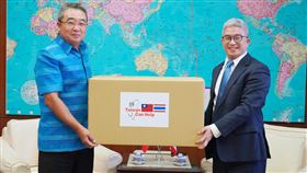 贈泰國20萬個防疫口罩 外交部見證捐贈外交部20日表示，台灣贈泰國20萬個防疫口罩，政務次長徐斯儉（右）與國貿易經濟辦事處代表通才（Thongchai Chasawath），一同見證捐贈。（外交部提供）中央社記者游凱翔傳真 109年4月20日