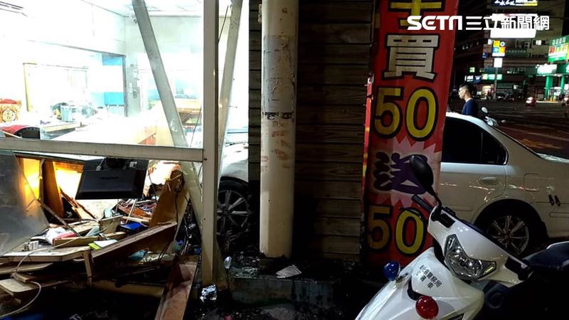 彰化年輕男駕車衝檳榔攤　整間店垮了