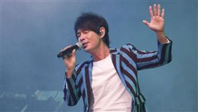 歌手黃品源舉辦「星火燎源巡迴演唱會」獻唱多首經典曲目，與金立海樂團。（記者林士傑/攝影）