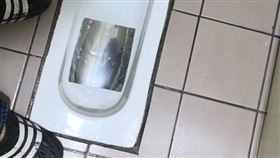 蹲式馬桶,鐵片,異物,堵塞。(圖/翻攝自臉書)