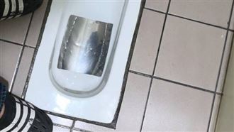 蹲式馬桶有不明鐵片？超狂用途網狂讚