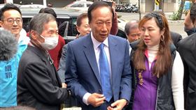 前省議長劉炳偉：誰當選總統都應請益郭台銘前台灣省議會議長劉炳偉（前左）20日受訪表示，鴻海集團創辦人郭台銘（前中）是有國際宏觀視野的跨國企業家，將來無論誰當選總統，都應向郭台銘請益。（民眾提供）中央社記者黃旭昇新北傳真　108年11月20日