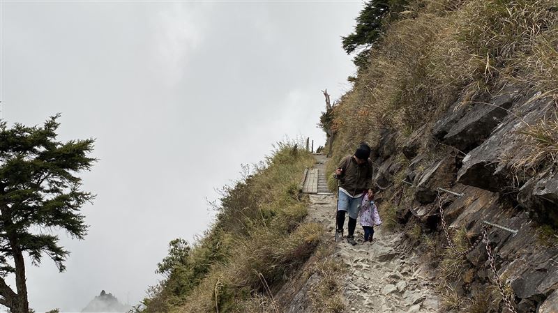 帶3歲女登玉山稱絕不回頭　醫：兒虐
