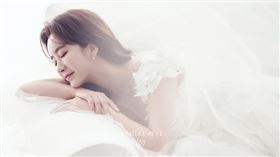 李葉璽在婚紗照中大曬爆乳事業線。（圖／翻攝自Lumiere Reve）