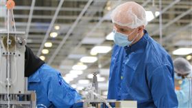 鴻海在威州組裝口罩  供美國專業人員抗疫鴻海正在美國威斯康辛州廠區組裝口罩，提供醫療藥劑、執法和照護等專業人員使用抗疫。圖為威州廠區組裝口罩現場。 （鴻海提供）中央社記者鍾榮峰傳真  109年4月21日