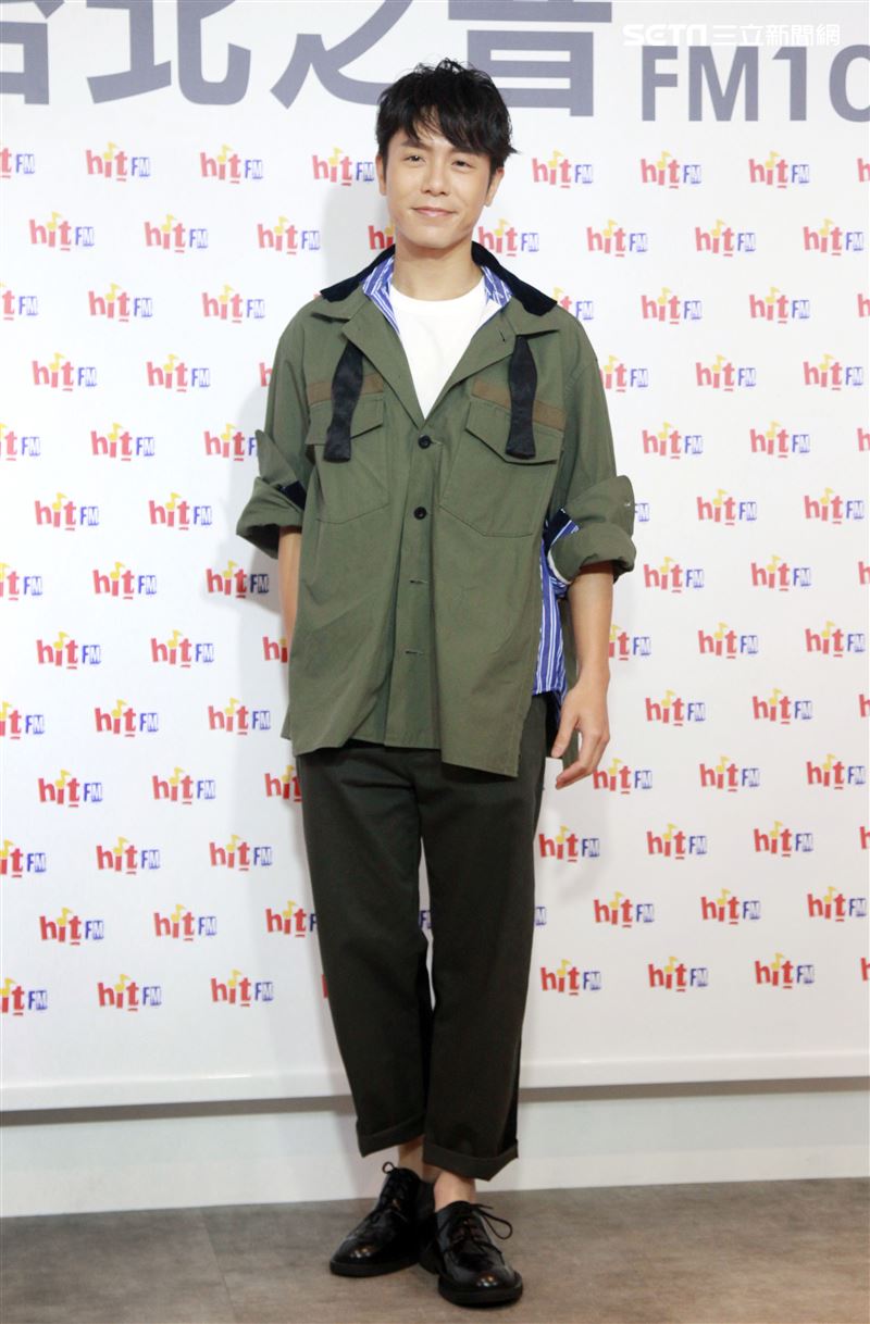 韋禮安舒壓棉花棒療癒自我請歌迷洗耳恭聽。（記者邱榮吉/攝影）