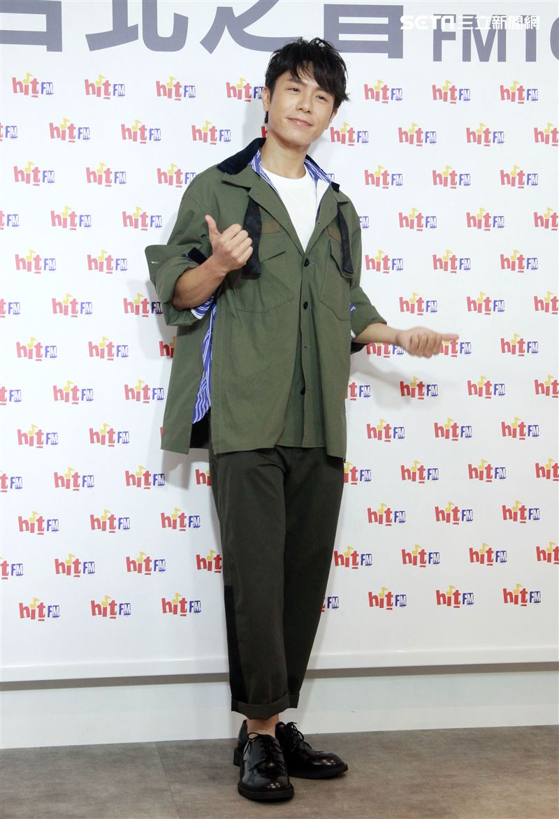 韋禮安舒壓棉花棒療癒自我請歌迷洗耳恭聽。（記者邱榮吉/攝影）