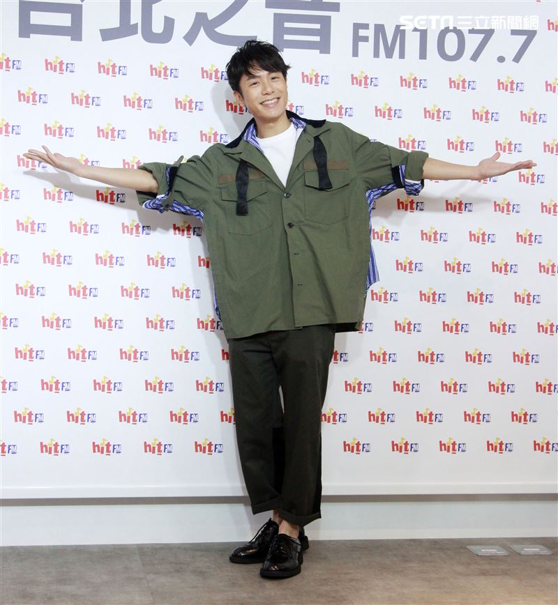 韋禮安舒壓棉花棒療癒自我請歌迷洗耳恭聽。（記者邱榮吉/攝影）