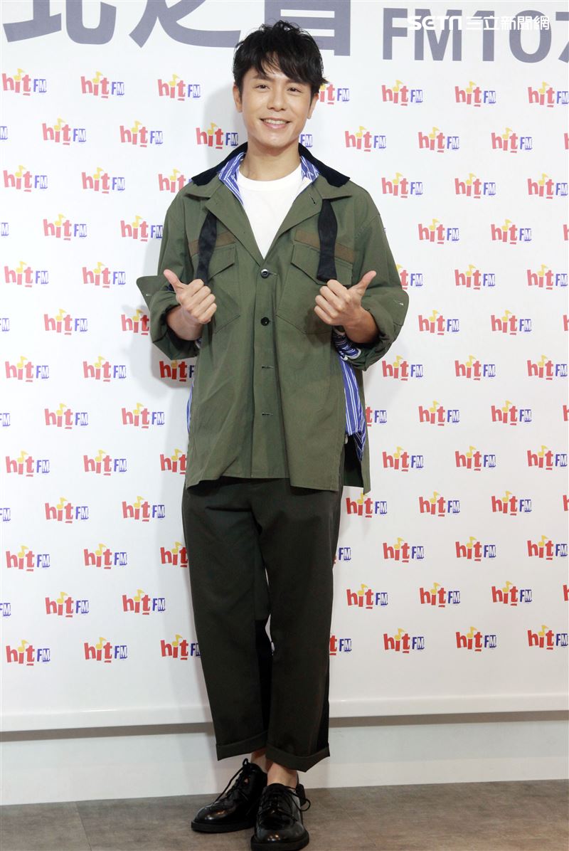 韋禮安舒壓棉花棒療癒自我請歌迷洗耳恭聽。（記者邱榮吉/攝影）