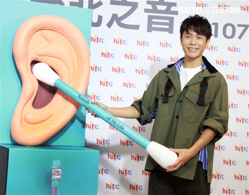 韋禮安舒壓棉花棒療癒自我請歌迷洗耳恭聽。（記者邱榮吉/攝影）