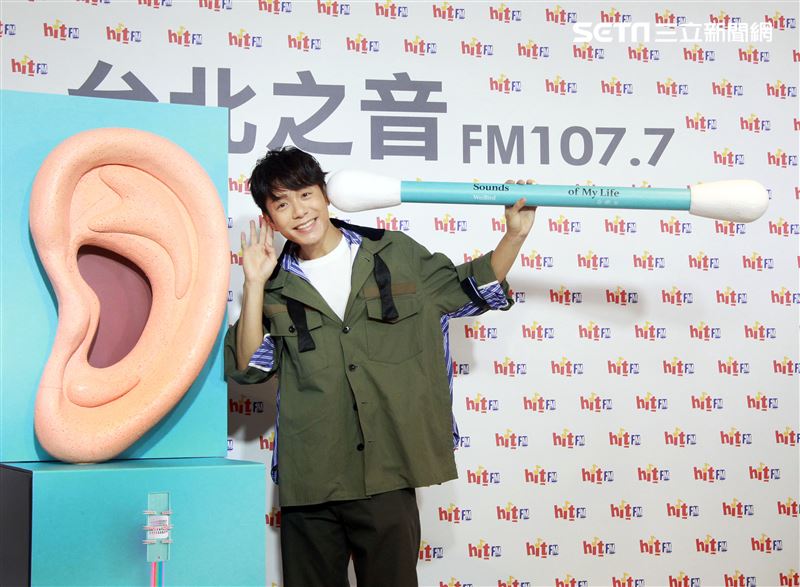 韋禮安舒壓棉花棒療癒自我請歌迷洗耳恭聽。（記者邱榮吉/攝影）