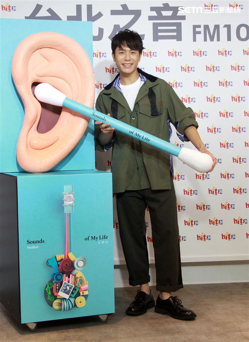 韋禮安舒壓棉花棒療癒自我請歌迷洗耳恭聽。（記者邱榮吉/攝影）