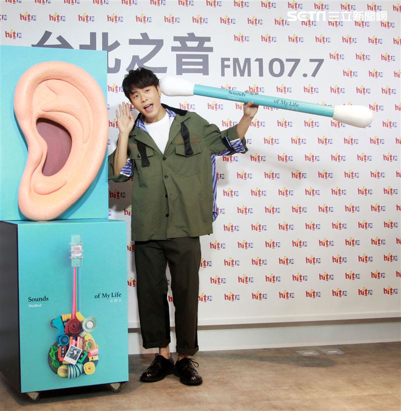 韋禮安舒壓棉花棒療癒自我請歌迷洗耳恭聽。（記者邱榮吉/攝影）