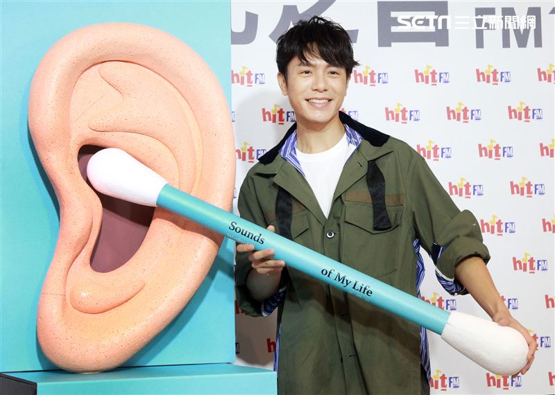 韋禮安舒壓棉花棒療癒自我請歌迷洗耳恭聽。（記者邱榮吉/攝影）