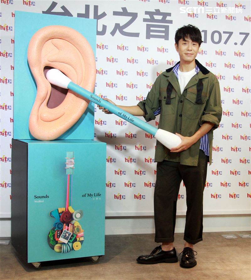 韋禮安舒壓棉花棒療癒自我請歌迷洗耳恭聽。（記者邱榮吉/攝影）