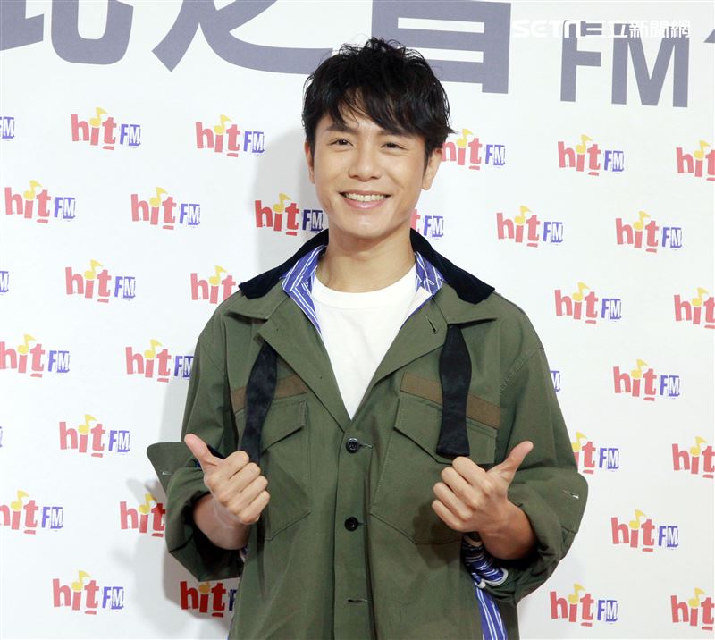 韋禮安舒壓棉花棒療癒自我請歌迷洗耳恭聽。（記者邱榮吉/攝影）