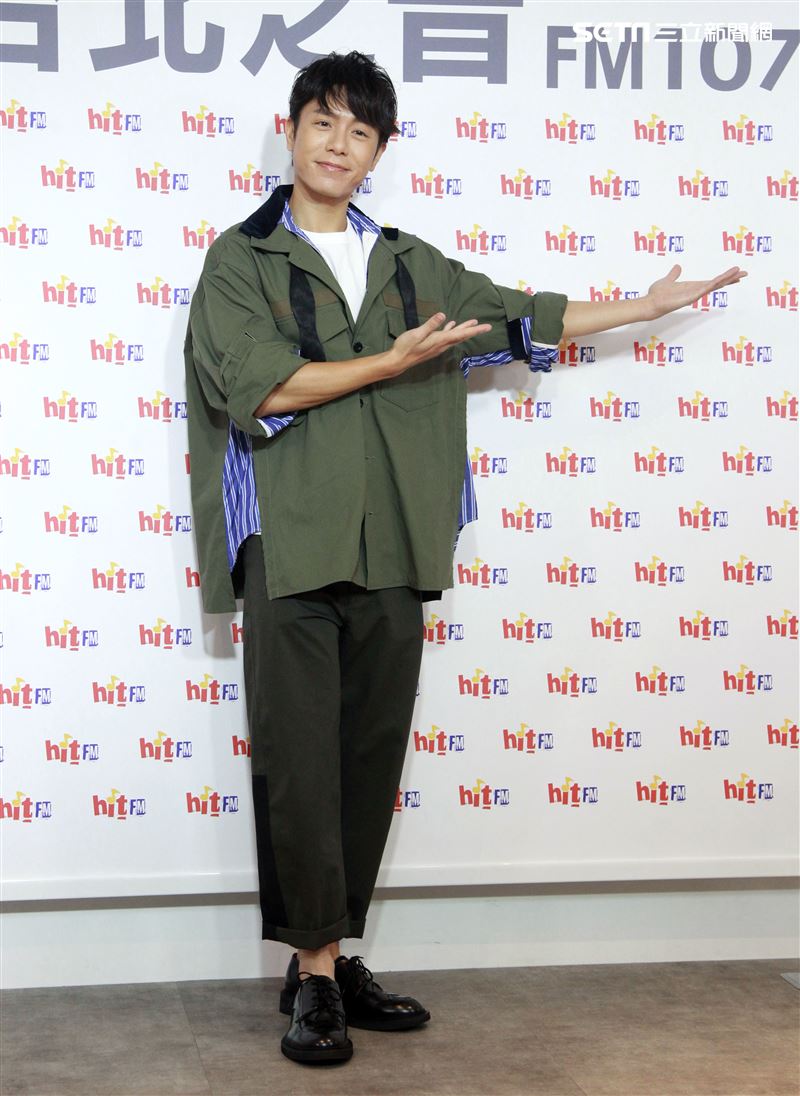 韋禮安舒壓棉花棒療癒自我請歌迷洗耳恭聽。（記者邱榮吉/攝影）