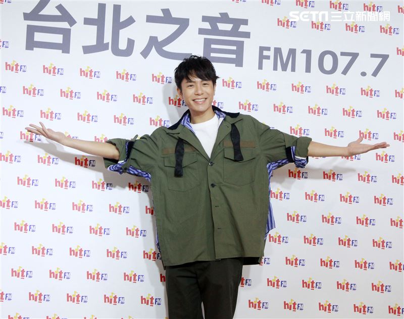 韋禮安舒壓棉花棒療癒自我請歌迷洗耳恭聽。（記者邱榮吉/攝影）