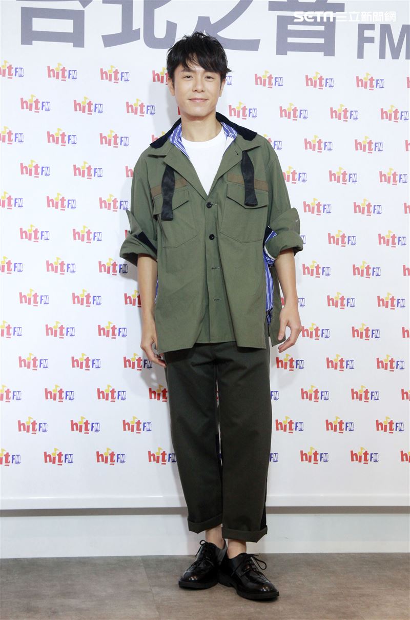 韋禮安舒壓棉花棒療癒自我請歌迷洗耳恭聽。（記者邱榮吉/攝影）