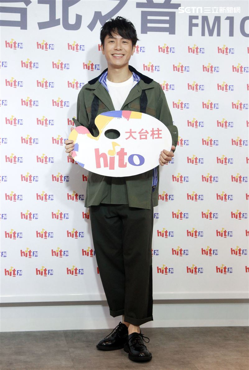 韋禮安舒壓棉花棒療癒自我請歌迷洗耳恭聽。（記者邱榮吉/攝影）