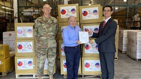 台贈美路易斯安那州10萬片口罩台灣捐贈路易斯安那州的醫療口罩當地時間20日由駐休士頓辦事處長陳家彥（右）代表轉交，路州經濟發展廳長皮爾森（中）與國民兵指揮官華德爾（左）准將代表接受，並頒發感謝函。（駐休士頓辦事處提供）中央社記者江今葉華盛頓傳真  109年4月21日