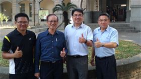 台南一中設英文進步獎學金台南一中校友會獎學基金會董事長吳榮彬（右1）有感於自己在高中階段求學時南部教育資源落差大，英文總是學不好，因此自掏腰包設立英文進步獎學金，鼓勵學弟妹努力學英文。（台南一中提供）中央社記者楊思瑞台南傳真　109年4月21日