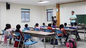 富里小學堂開課  啟動地方振興工程花蓮富里鄉民多以務農為主，孩子升上高中便外出求學、工作，因此人口流失及高齡化問題嚴重，且多數家庭居於經濟及文化弱勢，更不乏隔代、單親及新住民子女等教育問題；「富里小學堂」20日傍晚開課，在一群愛心人士的支持下，期待從照顧孩子開始地方振興工程。中央社記者李先鳳攝　109年4月21日