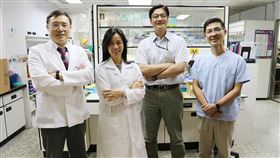 興大研究團隊發現台灣牛羊出現傳染病原台灣鄰近國家陸續成為「發熱伴血小板減少綜合症（SFTS）」的疫區，國立中興大學研究團隊針對放牧型態牧場展開監測調查，在羊、牛樣本中測得病毒核酸及抗體，證實病原已在台灣現蹤，研究成果登國際期刊。（中興大學提供）中央社記者趙麗妍傳真　109年4月21日