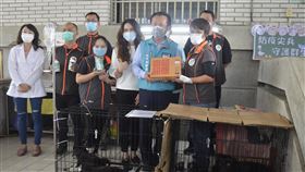 翁章梁慰勞動物保護管制隊成員嘉義縣政府動物保護管制隊成員為拯救犬貓，隊員頻傳受傷，縣長翁章梁（前右2）21日特別購買營養品前往慰問與鼓勵，感謝他們辛苦的付出。中央社記者蔡智明攝　109年4月21日