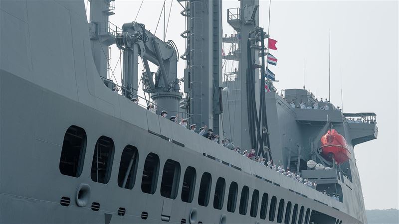 穿軍服怎麼嗨？醫官：每人2個保險套