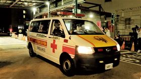 第2批類包機載回231人  2人疑有呼吸道症狀後送類包機上旅客隨後也在機棚內接受檢疫作業，但傳出有一名大人及一名孩童疑似出現呼吸道症狀，最後孩童在母親的陪同下，3人分別乘坐兩部救護車後送至醫院。中央社記者吳睿騏桃園機場攝　109年4月21日